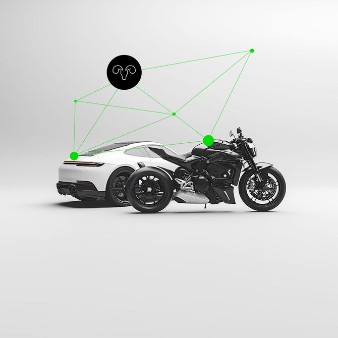 Auf einem weissen Hintergrund ist neben einem Auto ein Motorrad geparkt.