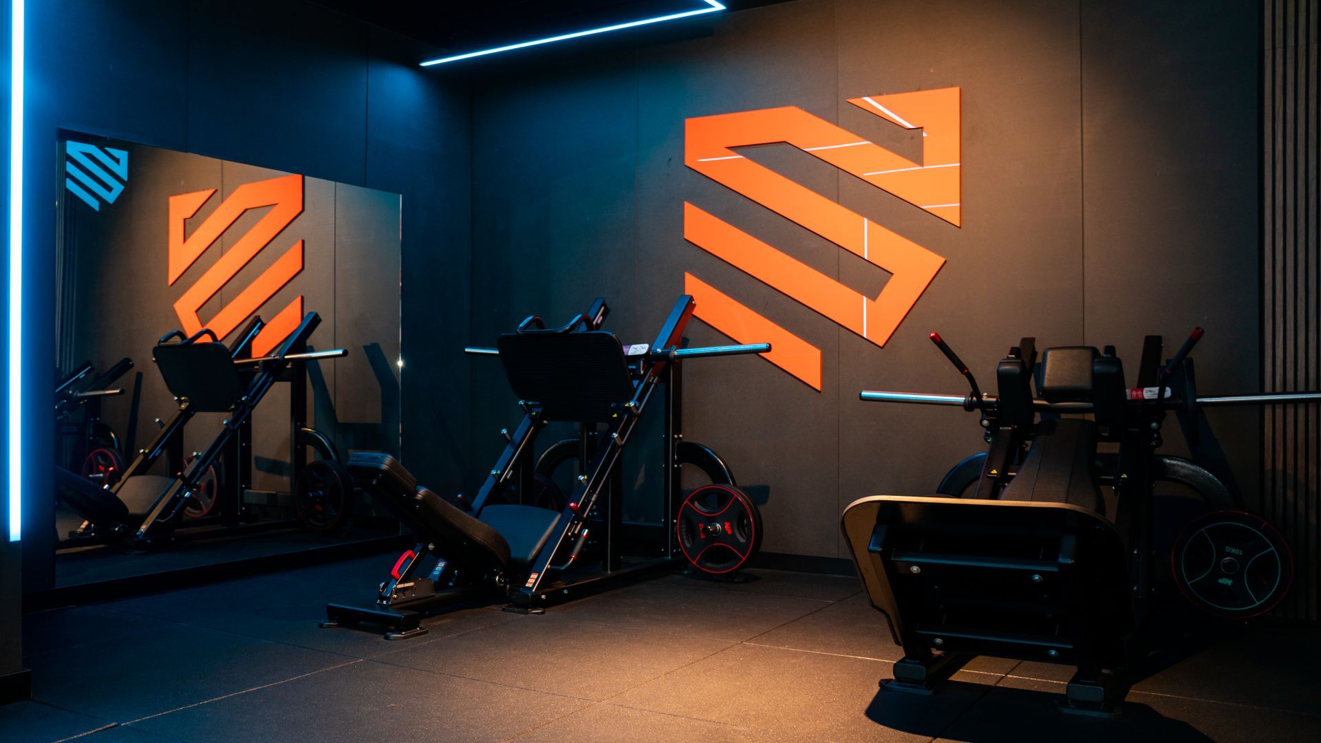Twee boksers trainen in een slecht verlichte sportschool met een boksring en bokszak.