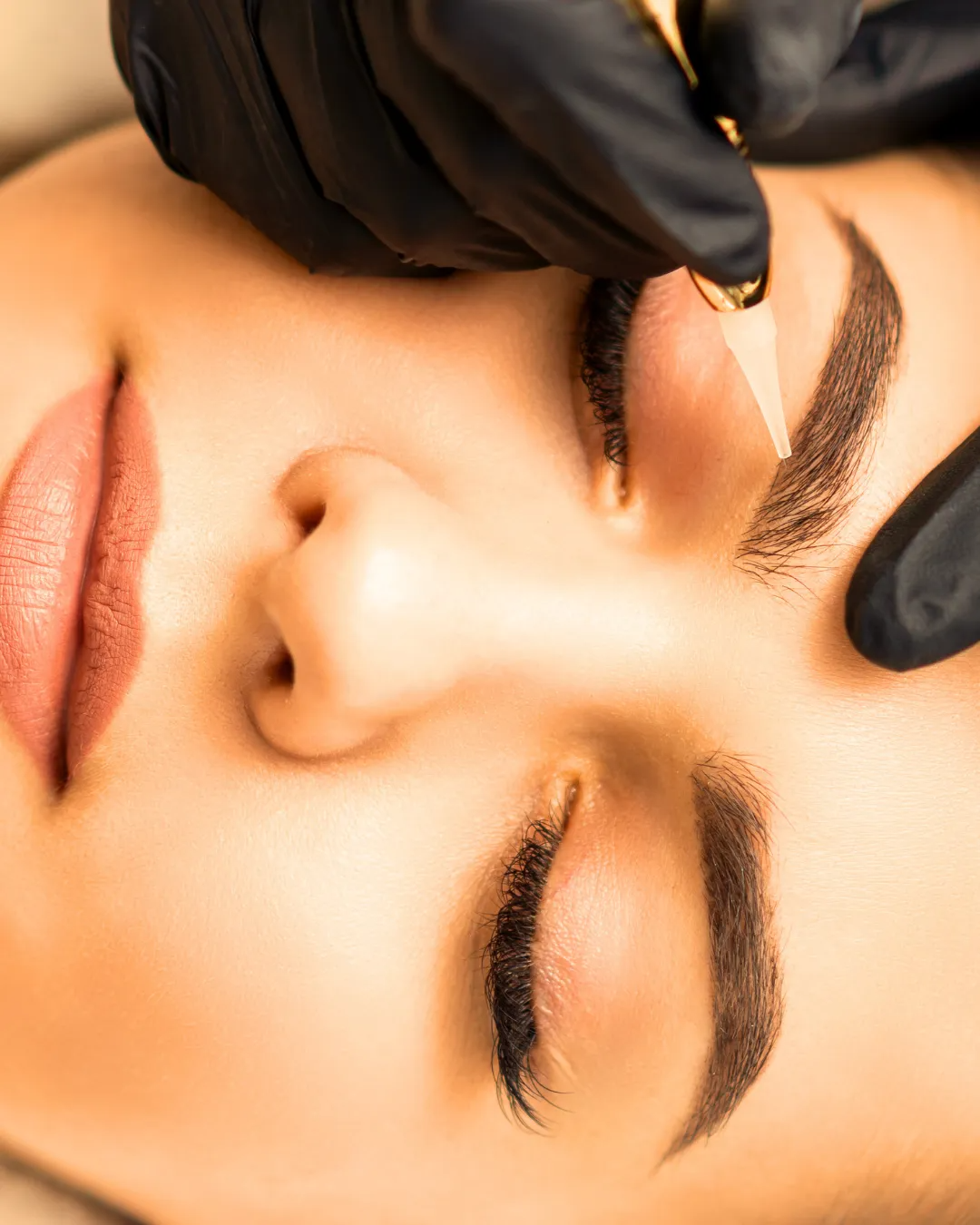 Eine Frau lässt sich Permanent Make-up auf die Augenbrauen machen.