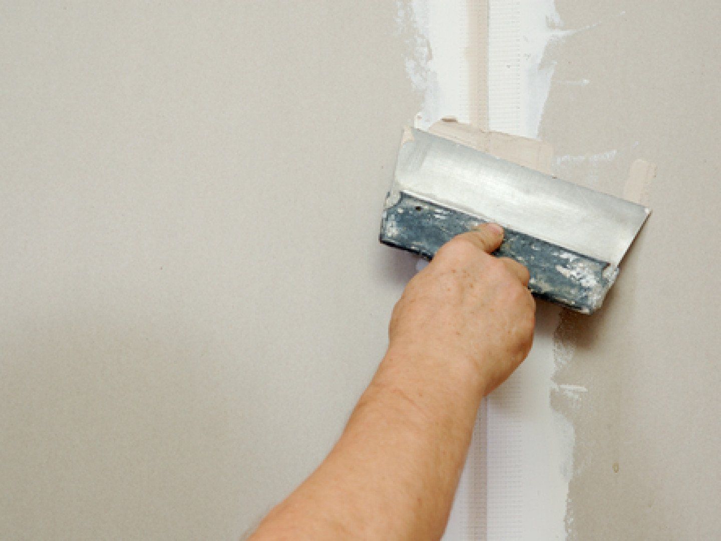Fixing cracks on the wall