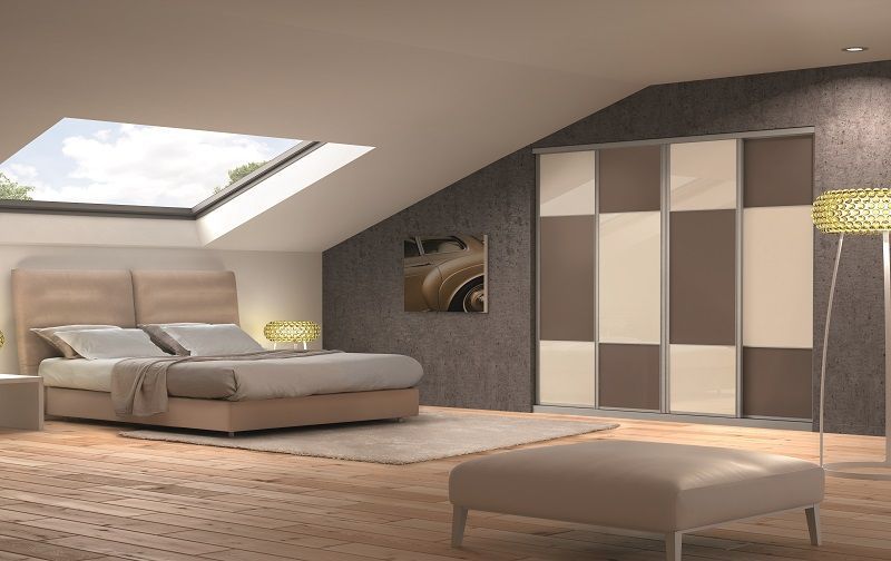 Camera da letto con soffitto spiovente, lucernario e armadio a scacch