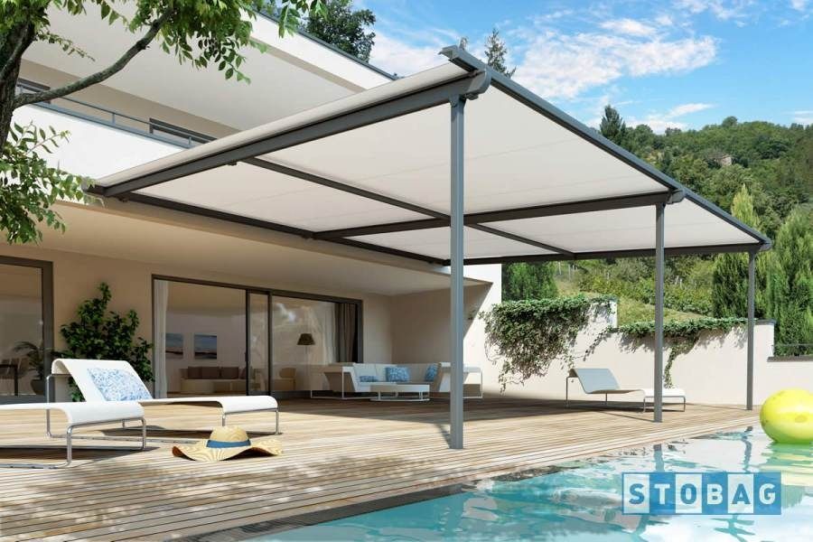 Patio moderno con piscina, coperto da una tenda bianca sostenuta da colonne grigie. Include sedie a sdraio e una casetta.