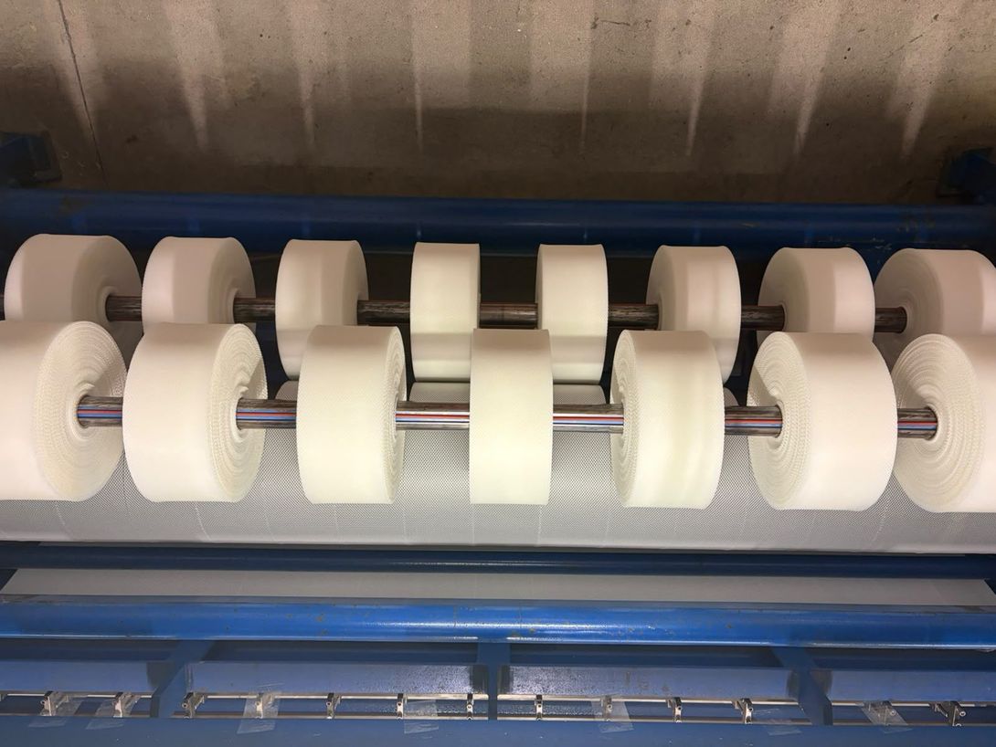 esposizione di tessuti su quattro scaffali