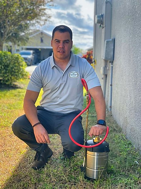 professional pest control technician serving Palmetto Parrish and Bradenton 