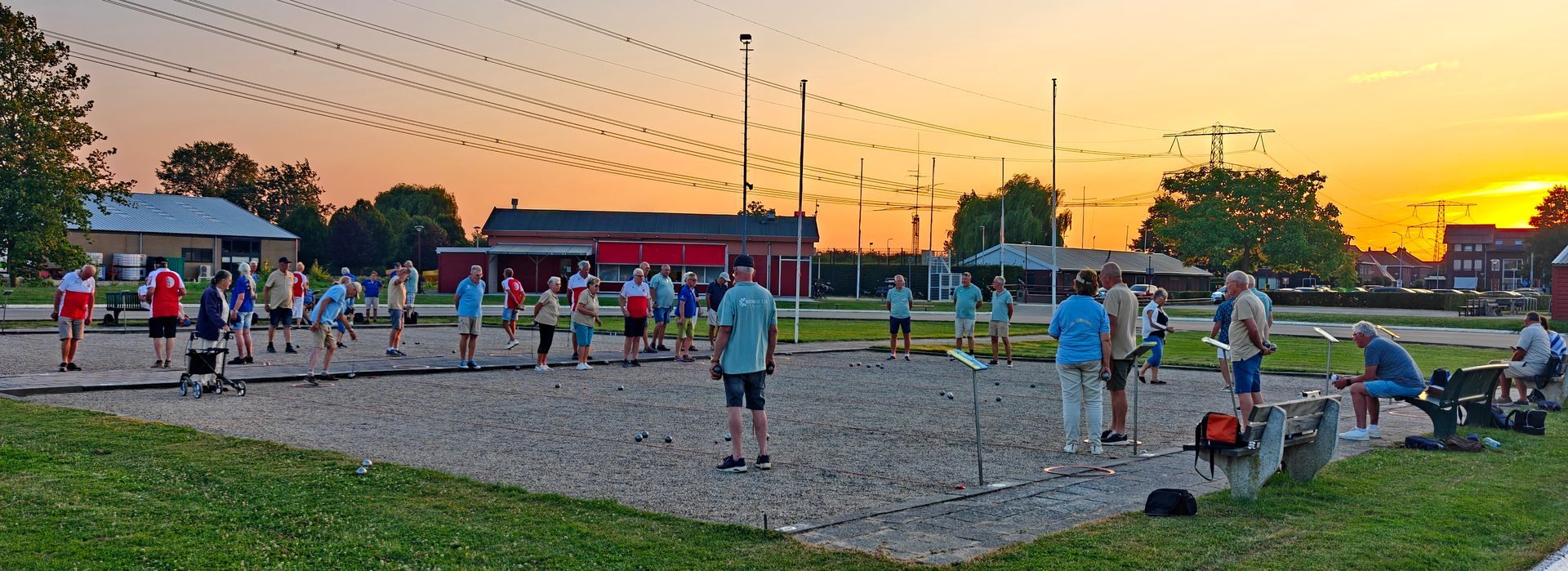 Na een warme dag was het heerlijk vertoeven op het open terrein van de IJsboulers in Puttershoek.