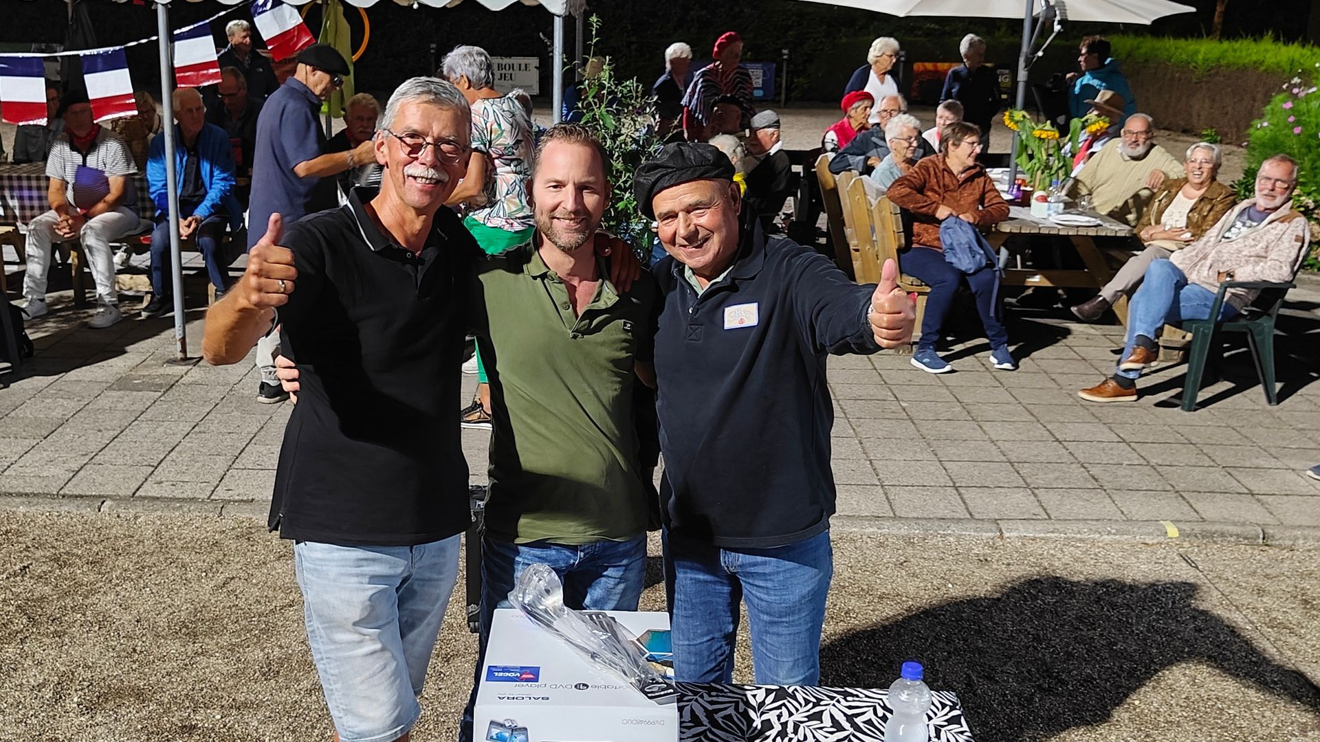 Ruim 50 deelnemers hebben deze avond een mix tournooi gespeeld en tussen elke ronde werden ze voorzien van lekkere hapjes van o.a. Lunchroom Echt en konden ze smullen van drie uitgebreide kaasplanken.
Zoals het een Franse avond betaamd is er ook gebarbecued. Iedereen heeft zich kunnen verzadigen met soep, broodjes hamburgers, saté en patat.
Velen JdB leden hadden zich gekleed, met een Frans tintje. Het echtpaar van Marwijk blonk hier zo in uit, dat ze uitgeroepen zijn tot het best geklede stel in Franse stijl.
De avond is afgesloten met een loterij, waar leuke prijzen te winnen waren, die beschikbaar gesteld zijn door Wijnhandel de Ridder, Electro winkel Vogel en Kaasspeciaalzaak de Weypoort. Wij kijken terug op een fantastische avond, met zeer aangenaam weer.
