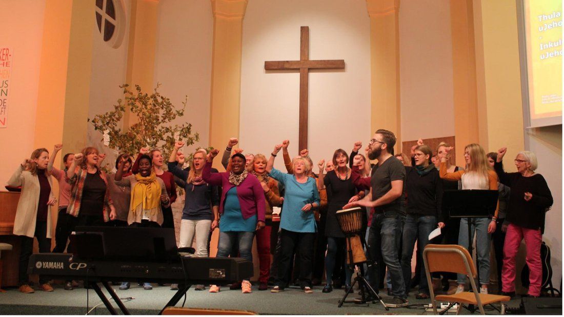 Der Afrika-Gospelchor Njabulo singt in Osnabrück afrikanischen Gospel, donnerstags um 19:30 Uhr.
