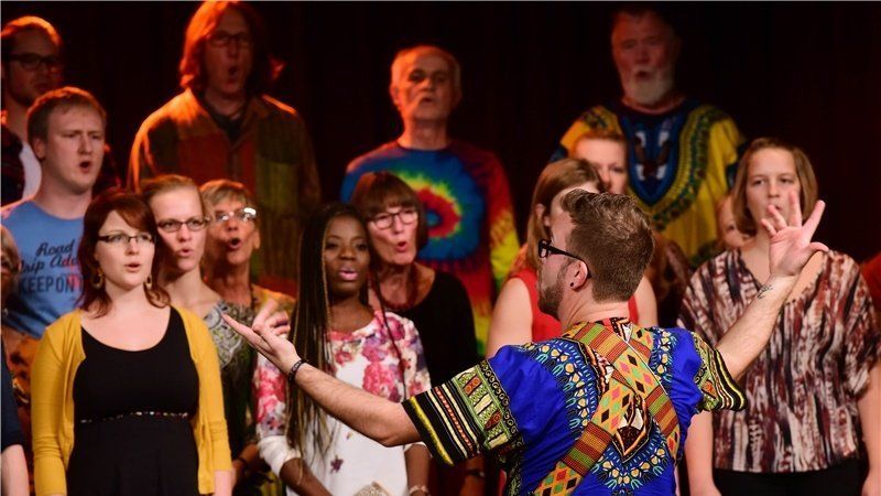 Der Afrika-Gospelchor Njabulo singt beim mundART Chorfestival im Piesberger Gesellschaftshaus.