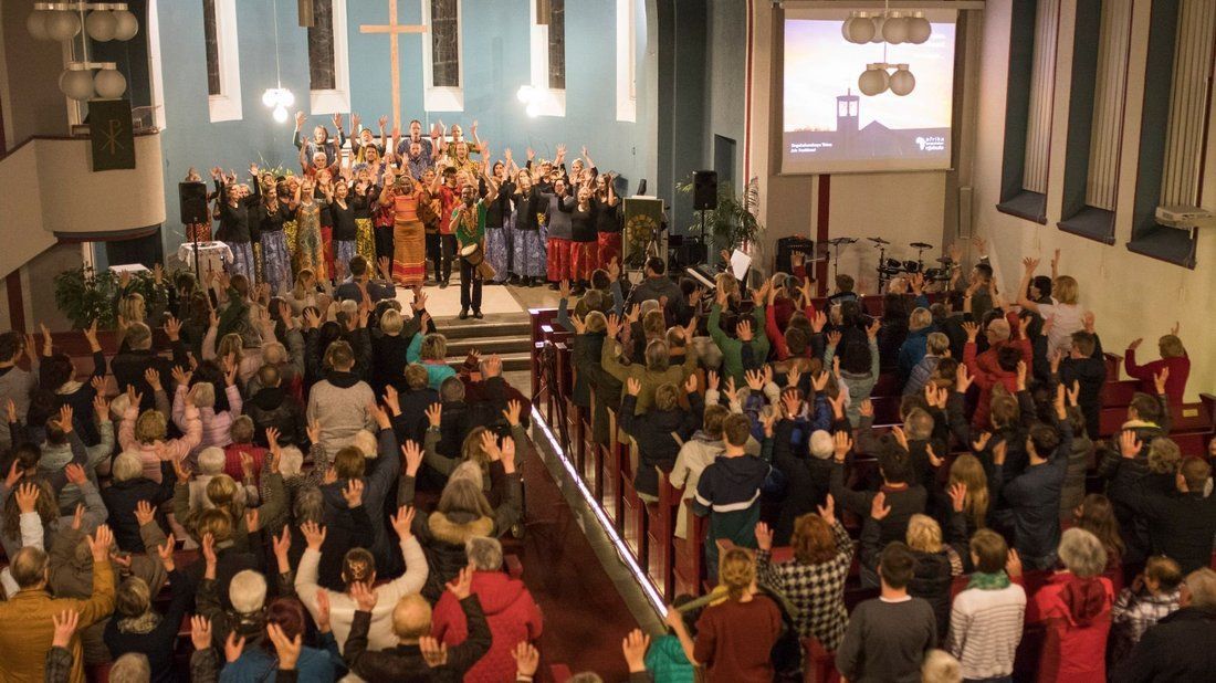 Der Afrika-Gospelchor Njabulo singt ein Gospelkonzert in der Pauluskirche in Osnabrück.