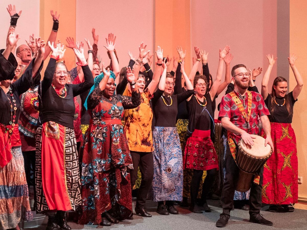 Der Afrika-Gospelchor Njabulo animiert das Publikum zum Mitsingen.