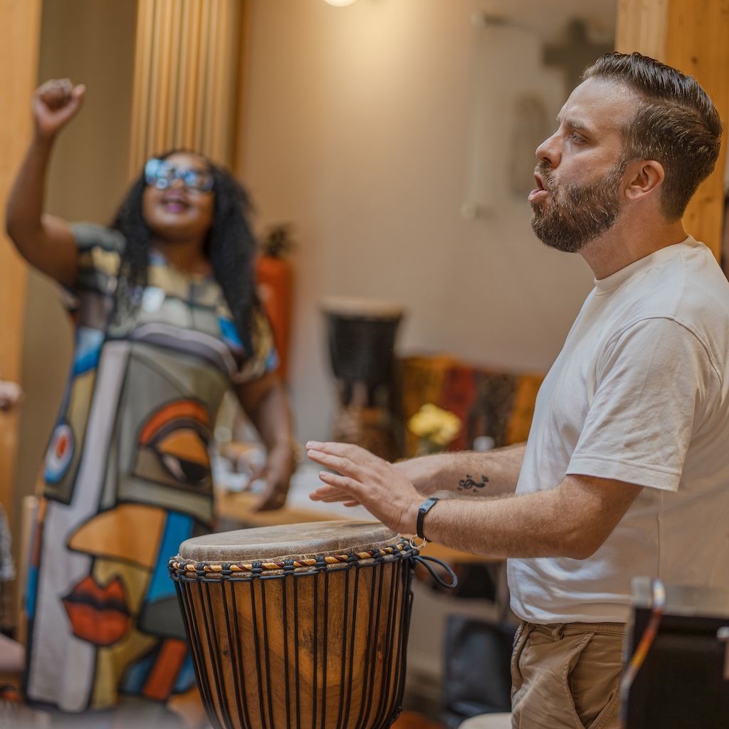 Max-Ole Tammen leitet einen Chor innerhalb eines Workshops.