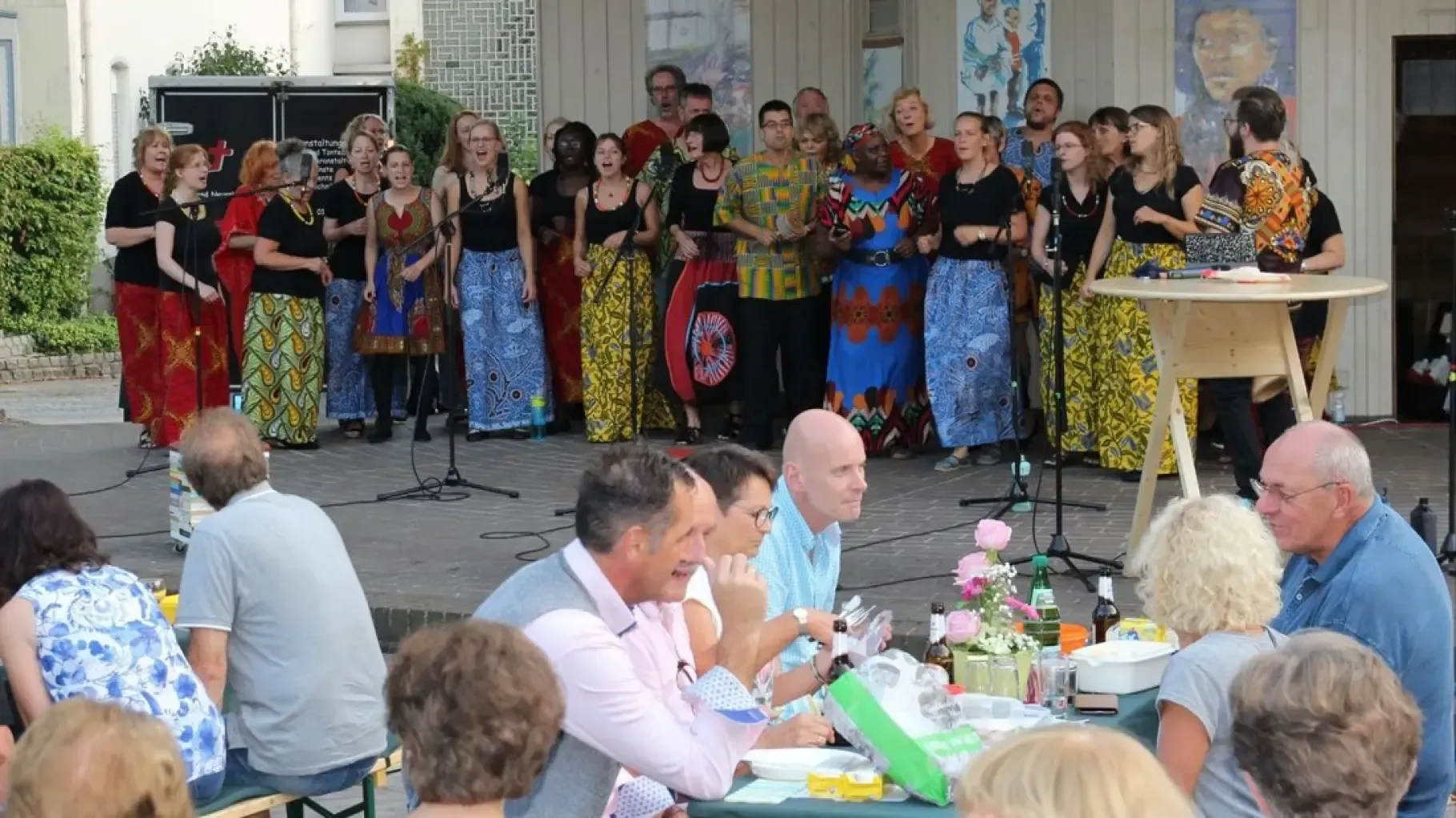 Der Afrika-Gospelchor Njabulo singt beim After-Work Dinner in Bad Lahr vor begeistertem Publikum.