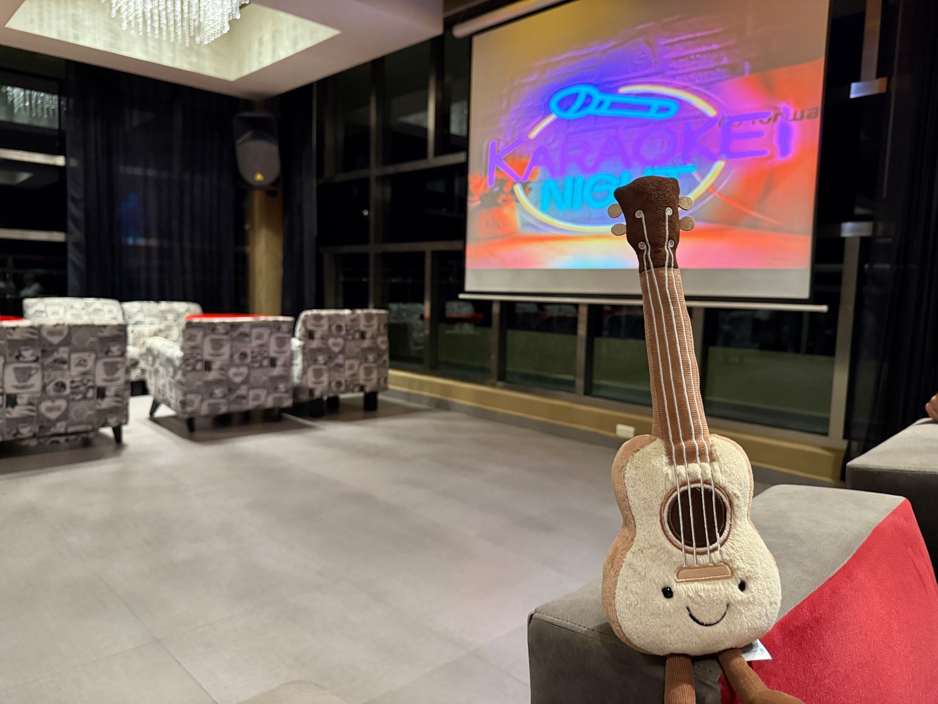 Kaia the Ukulele enjoying karaoke night, connecting with fellow travelers through music