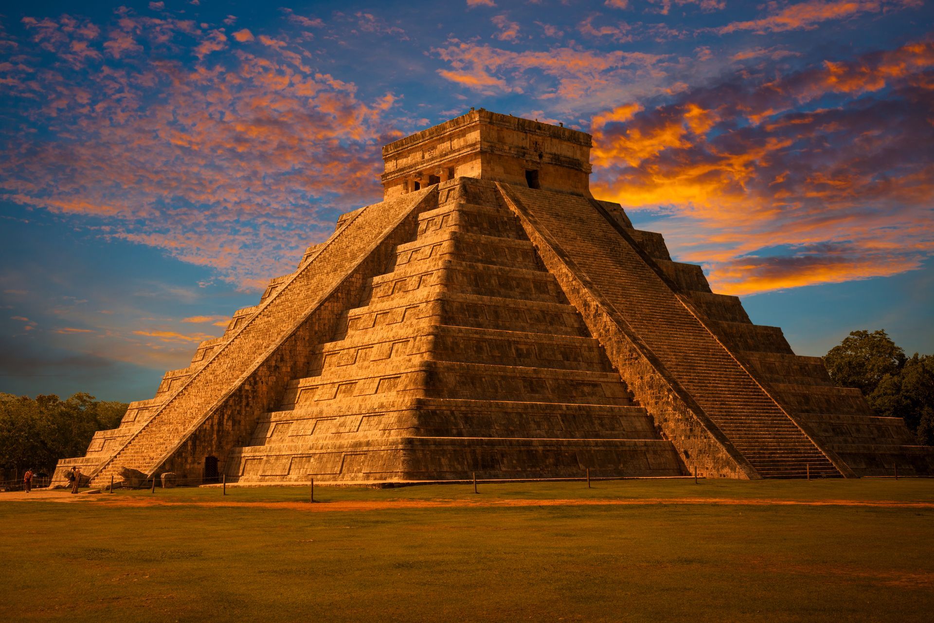 Chichén Itzá pyramid in Yucatán at sunset — ancient Mayan ruins and cultural heritage travel in Mexico.
