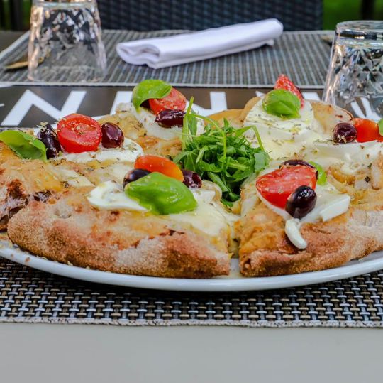 pizza con pomodorini e bufala