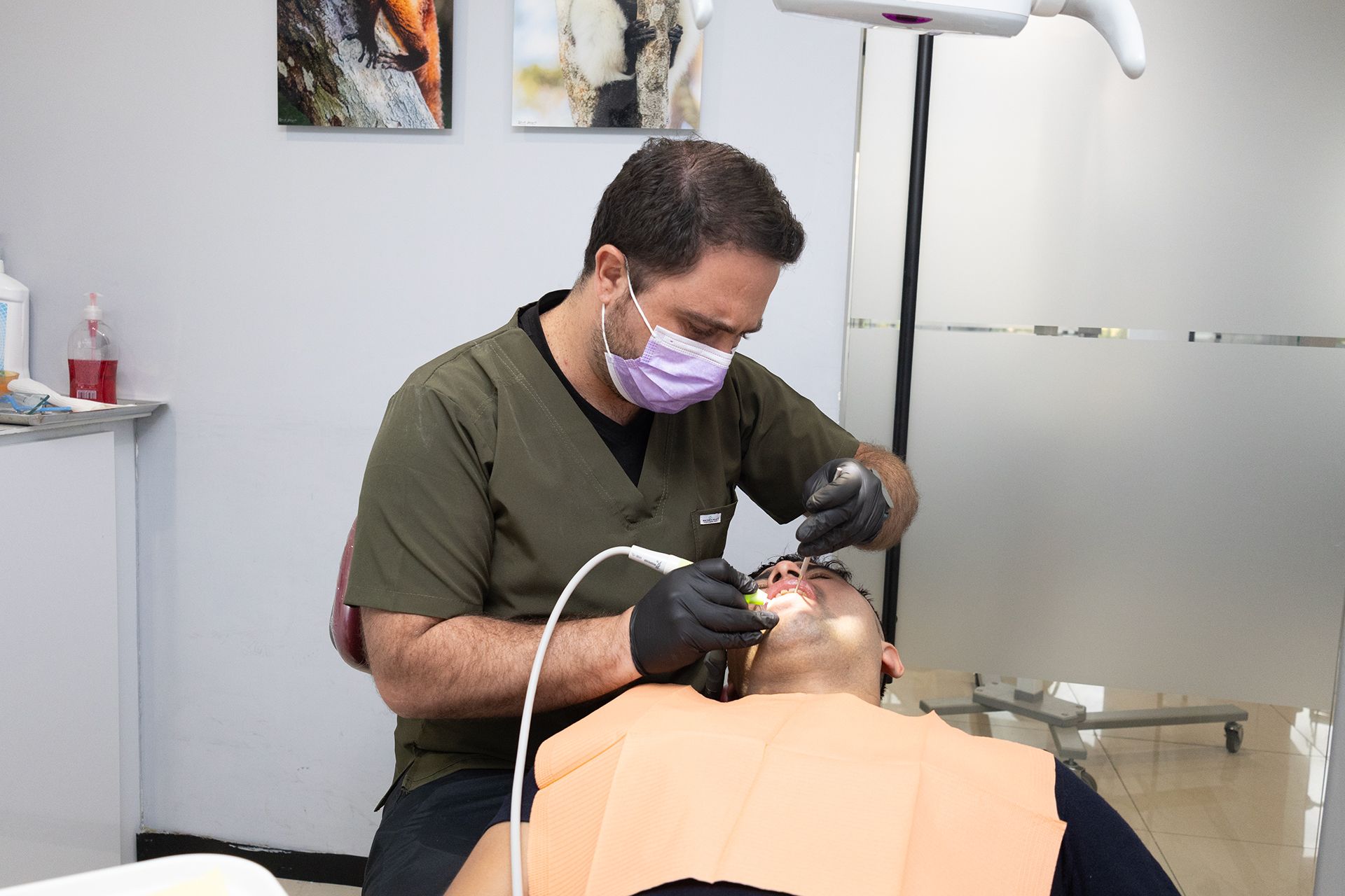 Un dentista está examinando los dientes de un paciente en un consultorio dental.