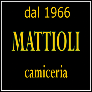 Insegna nera sulla vetrina con la scritta “dal 1966 MATTIOLI spogliaria” in testo giallo