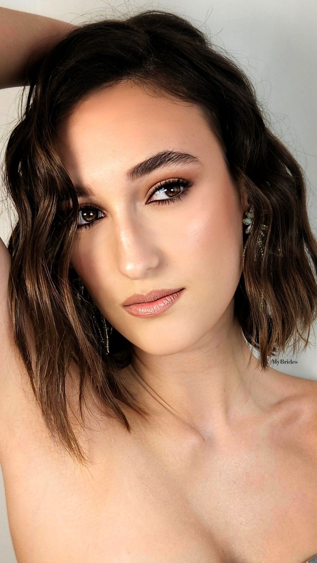 Professioneel opgemaakt, haar en visagie voor fotoshoot