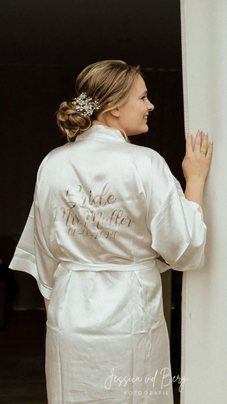 Bride to be met een laag opgestoken knot met haarsierraad