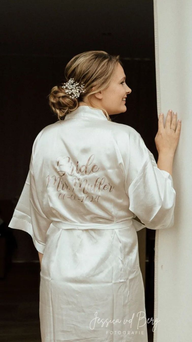 Bride to be met een laag opgestoken knot met haarsierraad