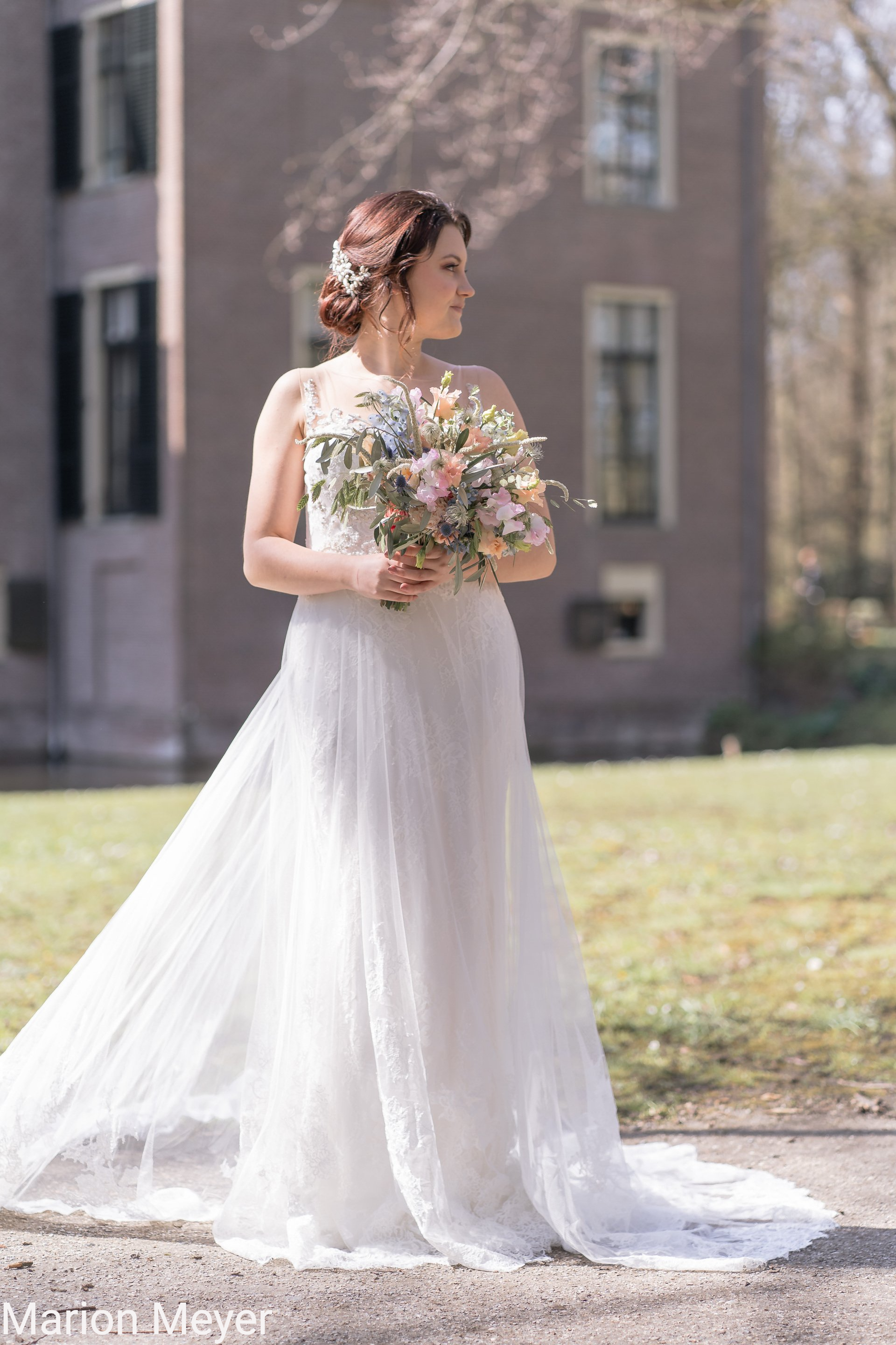 Marion Meyer Een vintage bruid met natuurlijke bruidsvisagie en opgestoken bruidskapsel