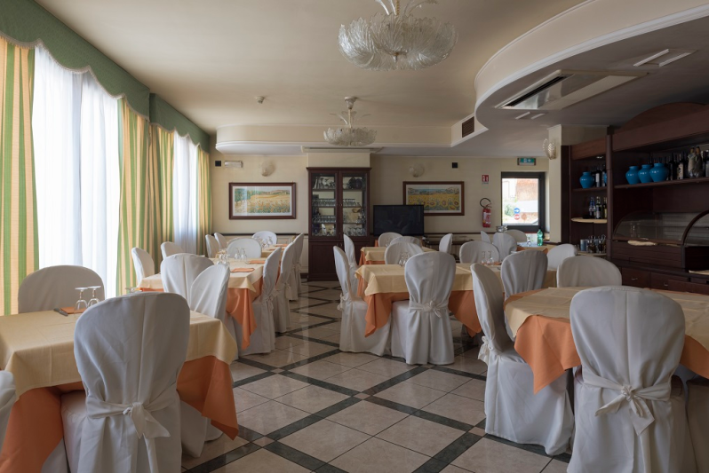sala ristorante del nostro hotel a 3 stelle a Olbia