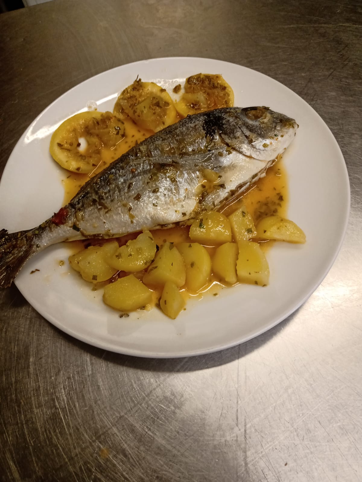 piatto pesce con patate al forno ristorante Stella 2000 Olbia