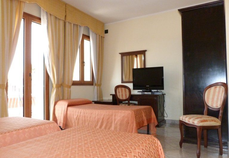 camera tripla in hotel 2000 a Olbia