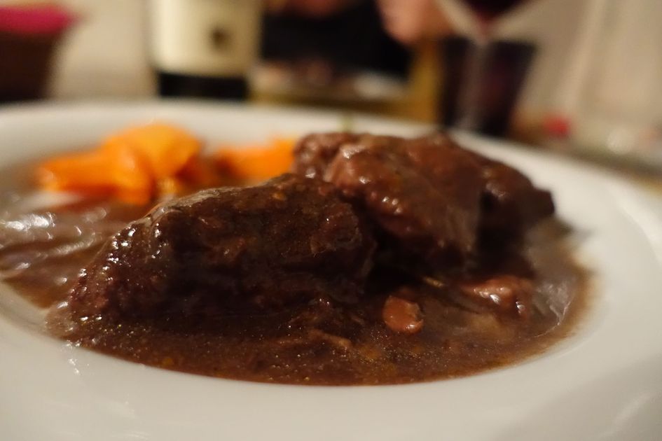 piatto di carne in trattoria