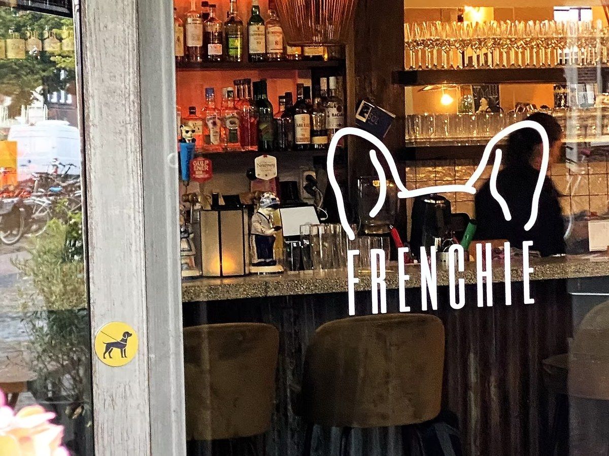 Pet Policy entrance sign at Frenchie Haarlem