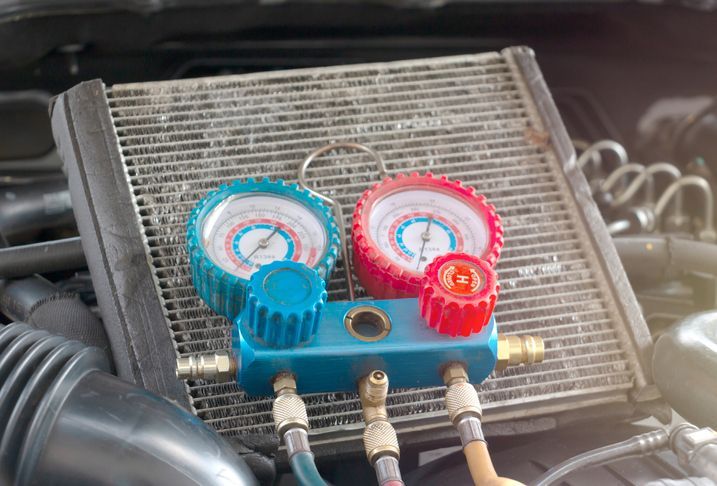 Check car air conditioning system refrigerant recharge
