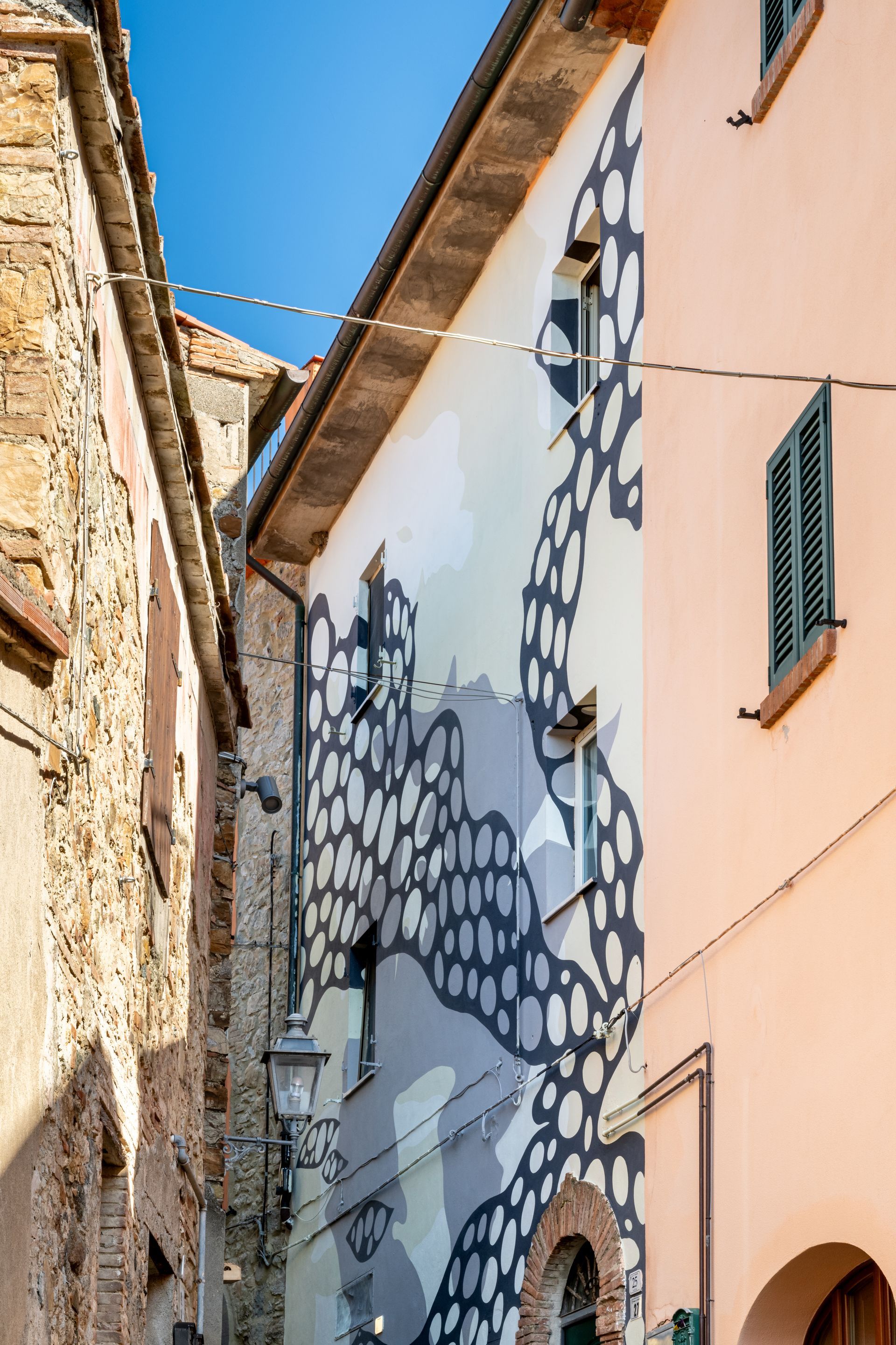La Chimera, dettaglio del murale di Aris in Via della Noce a Riparbella