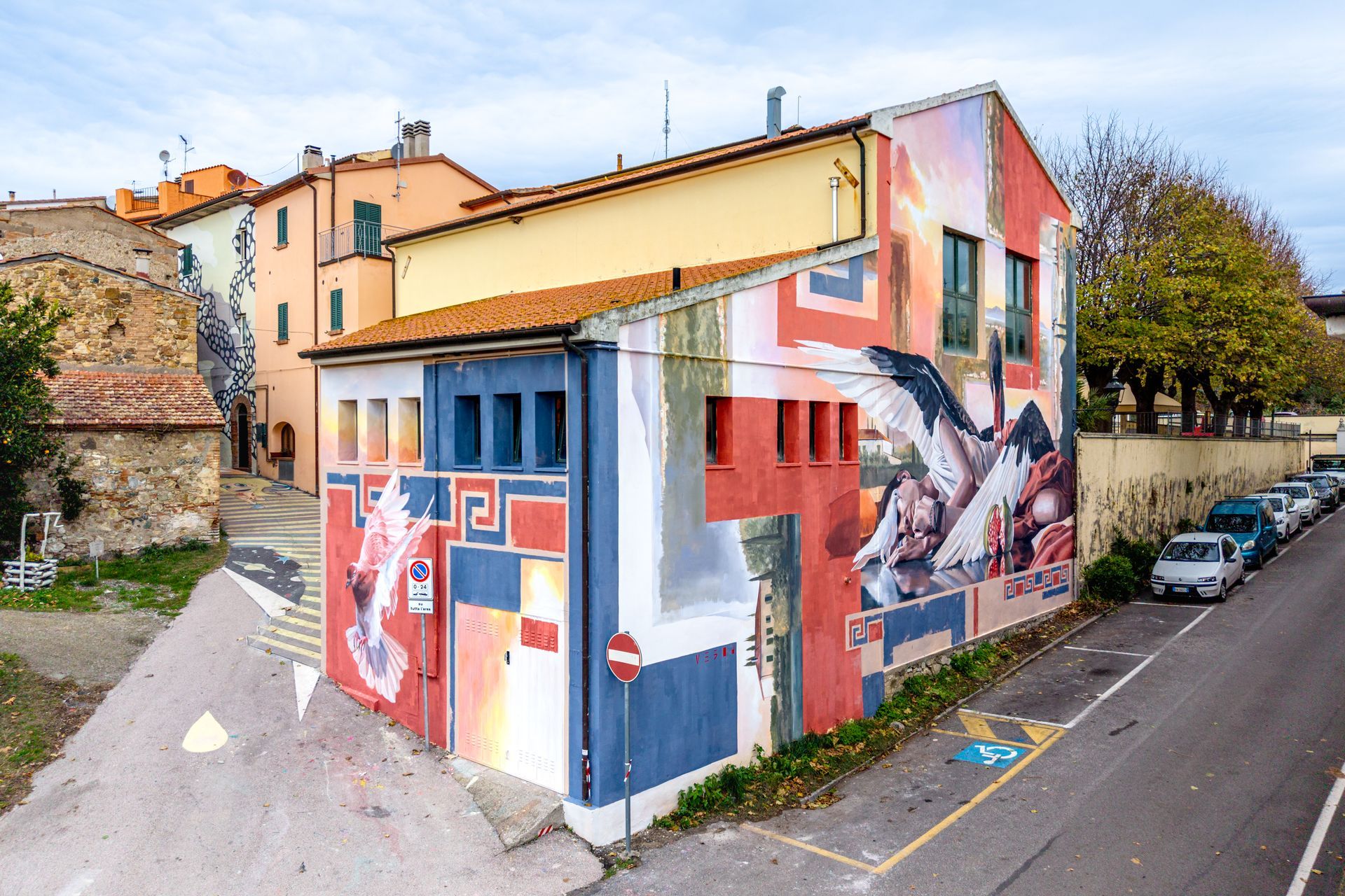 Il sonno di Turan, murale di Vesod sulla palestra comunale di Via Gramsci a Riparbella