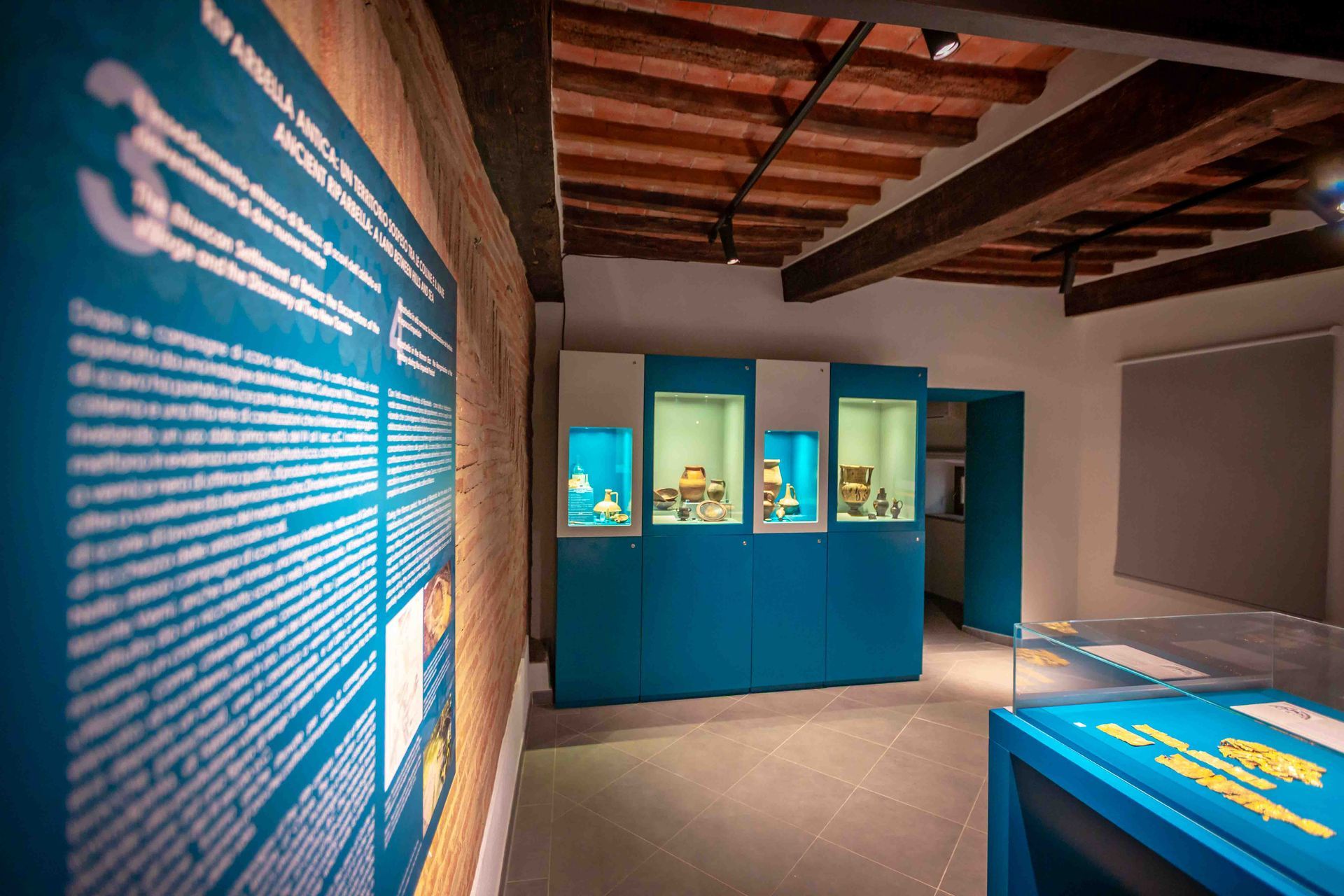 Cases with vases, amphorae and unguent jars along the route