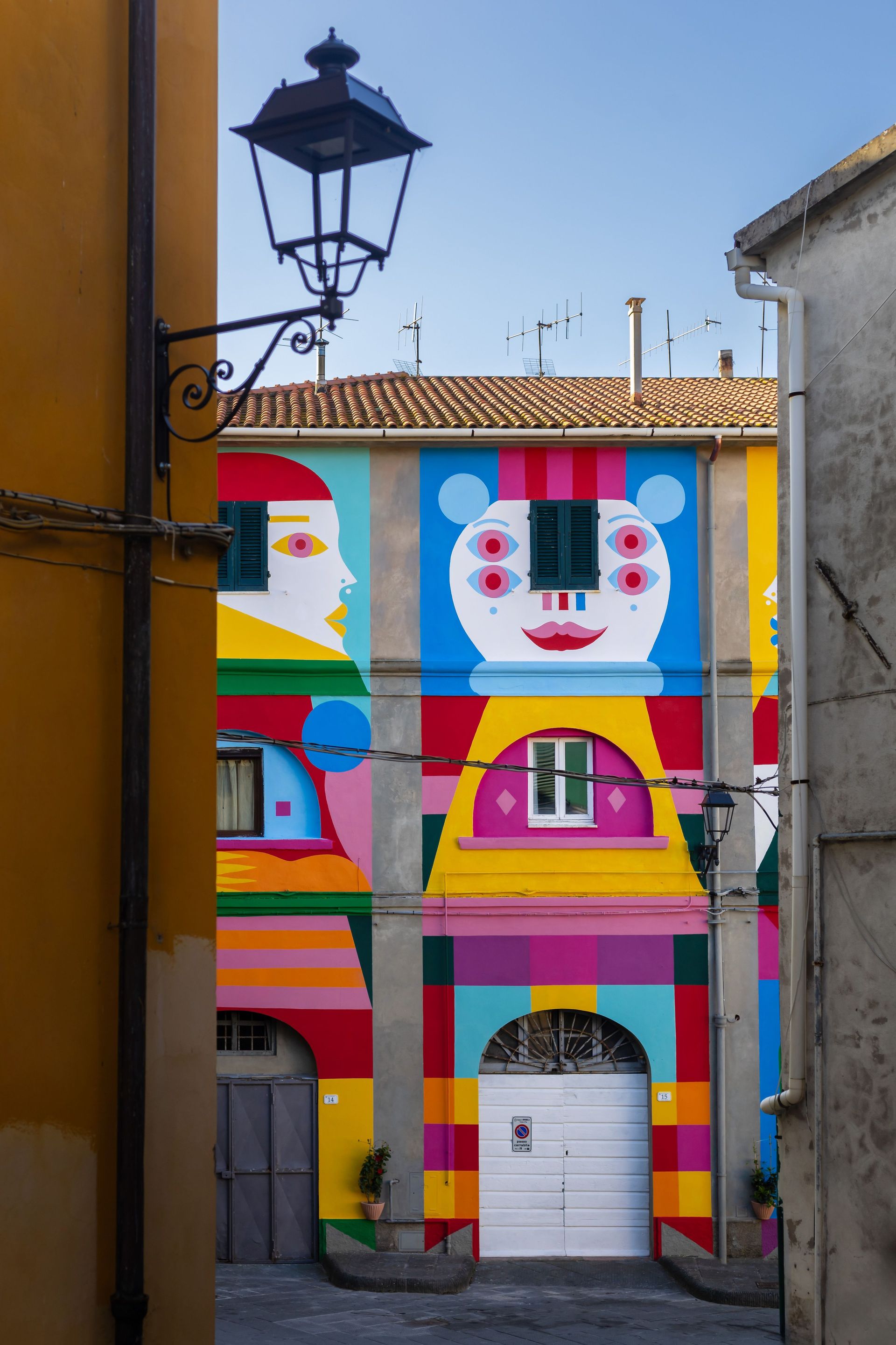I Tre Lari, dettaglio del murale di Gio Pistone in Piazza Giacomo Matteotti a Riparbella