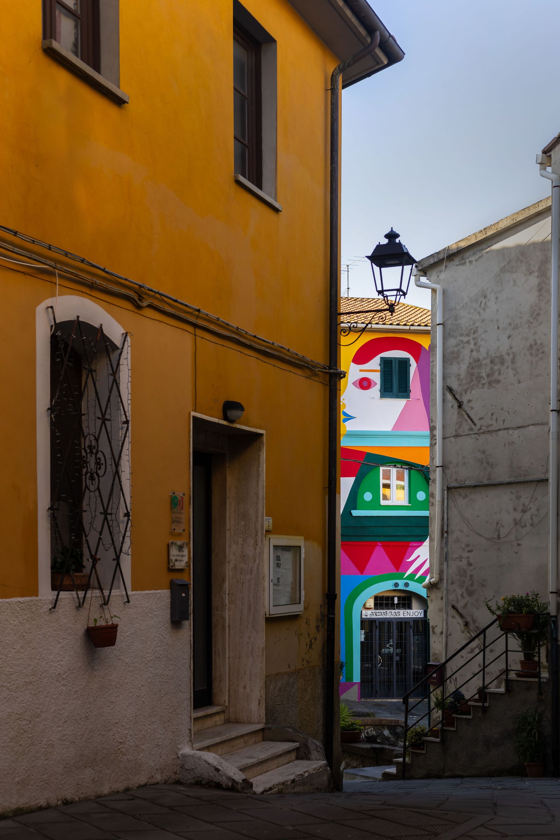 I Tre Lari, altro dettaglio del murale di Gio Pistone in Piazza Giacomo Matteotti a Riparbella