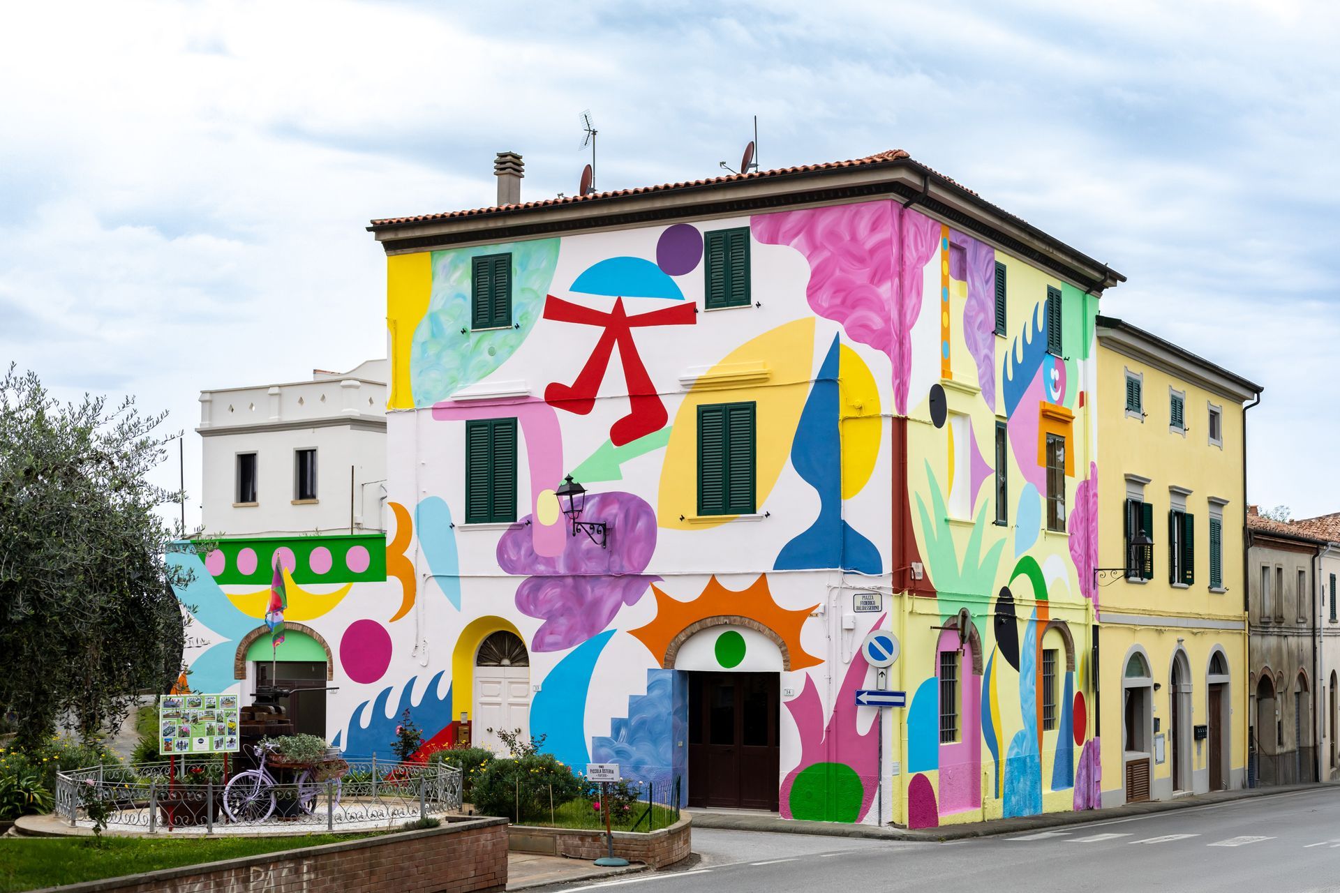Terra e colori, murale di Mina Hamada e Zosen Bandido in Piazza Federigo Baldasserini