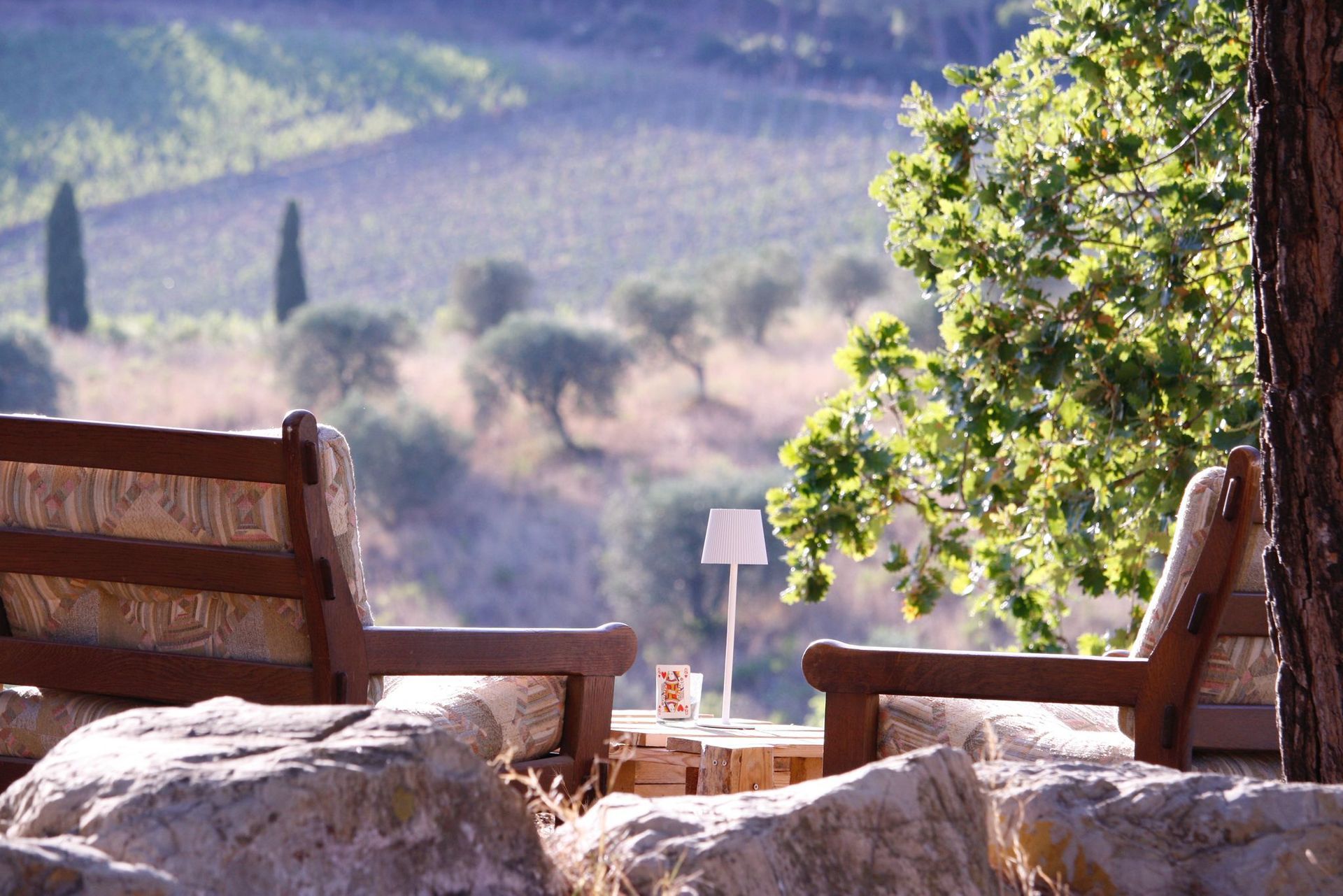 Podere Ortacavoli — tavoli all'aperto al tramonto