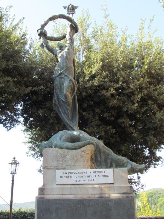 Il monumento ai Caduti in Piazza della Madonna a Riparbella