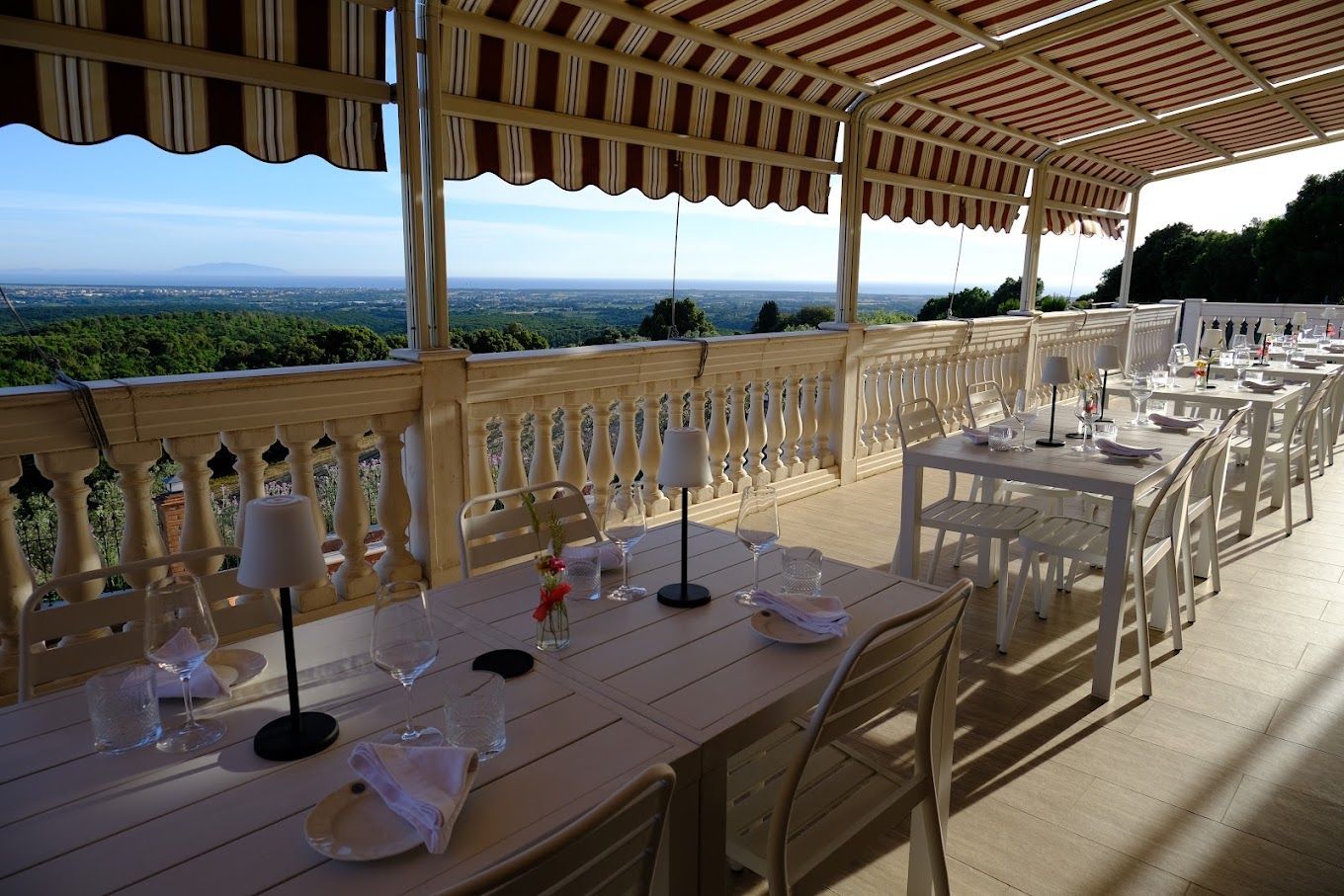 Enoteca Pakravan-Papi — terrazza con vista sul Tirreno