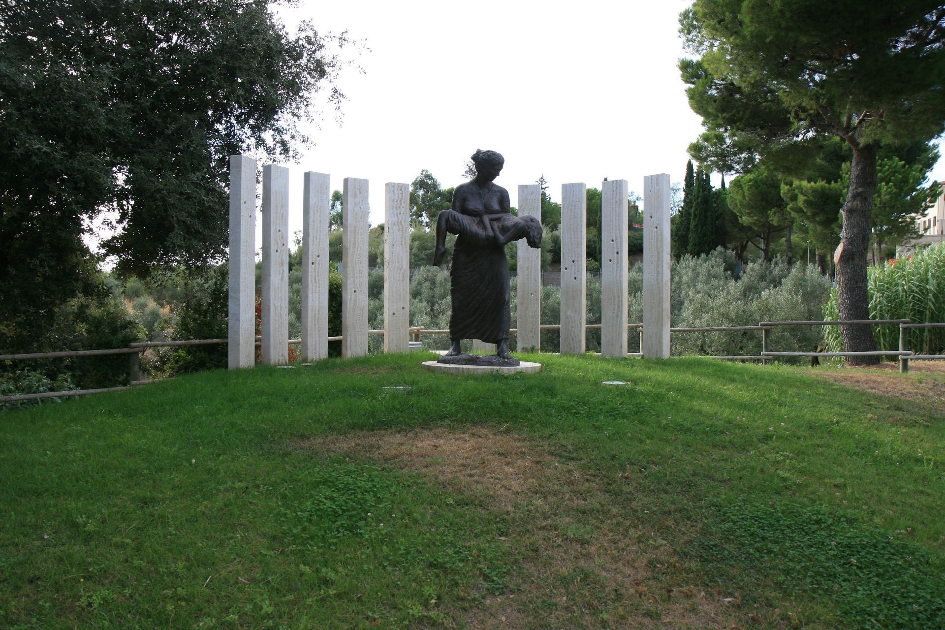 Il monumento del parco della Memoria a Riparbella