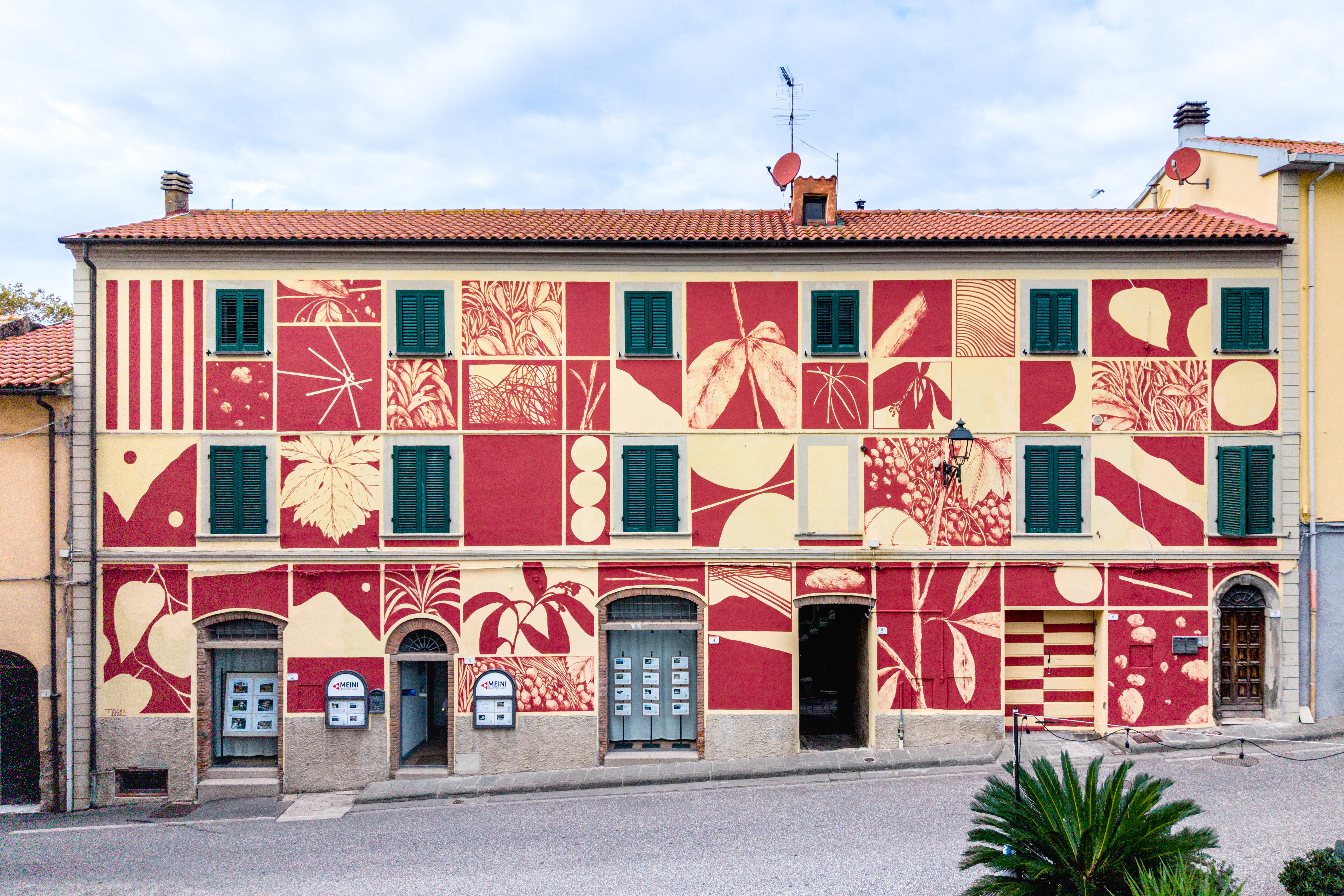 Amphora, murale di Tellas su muro di palazzo in Piazza Matteotti a Riparbella
