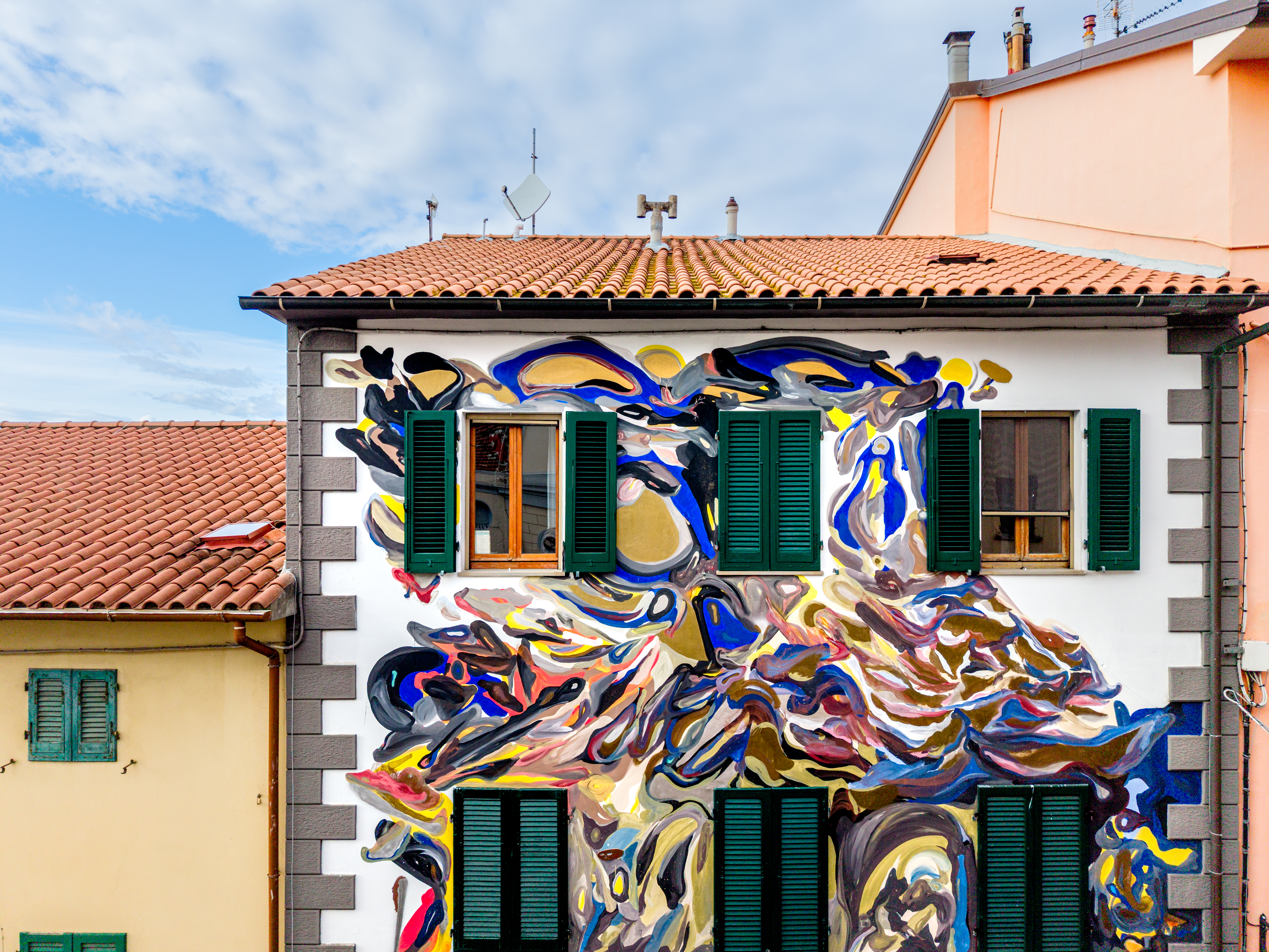Corona Aurea, murale di Giorgio Bartocci in Via XX Settembre a Riparbella, davanti alla Chiesa di San Giovanni Evangelista