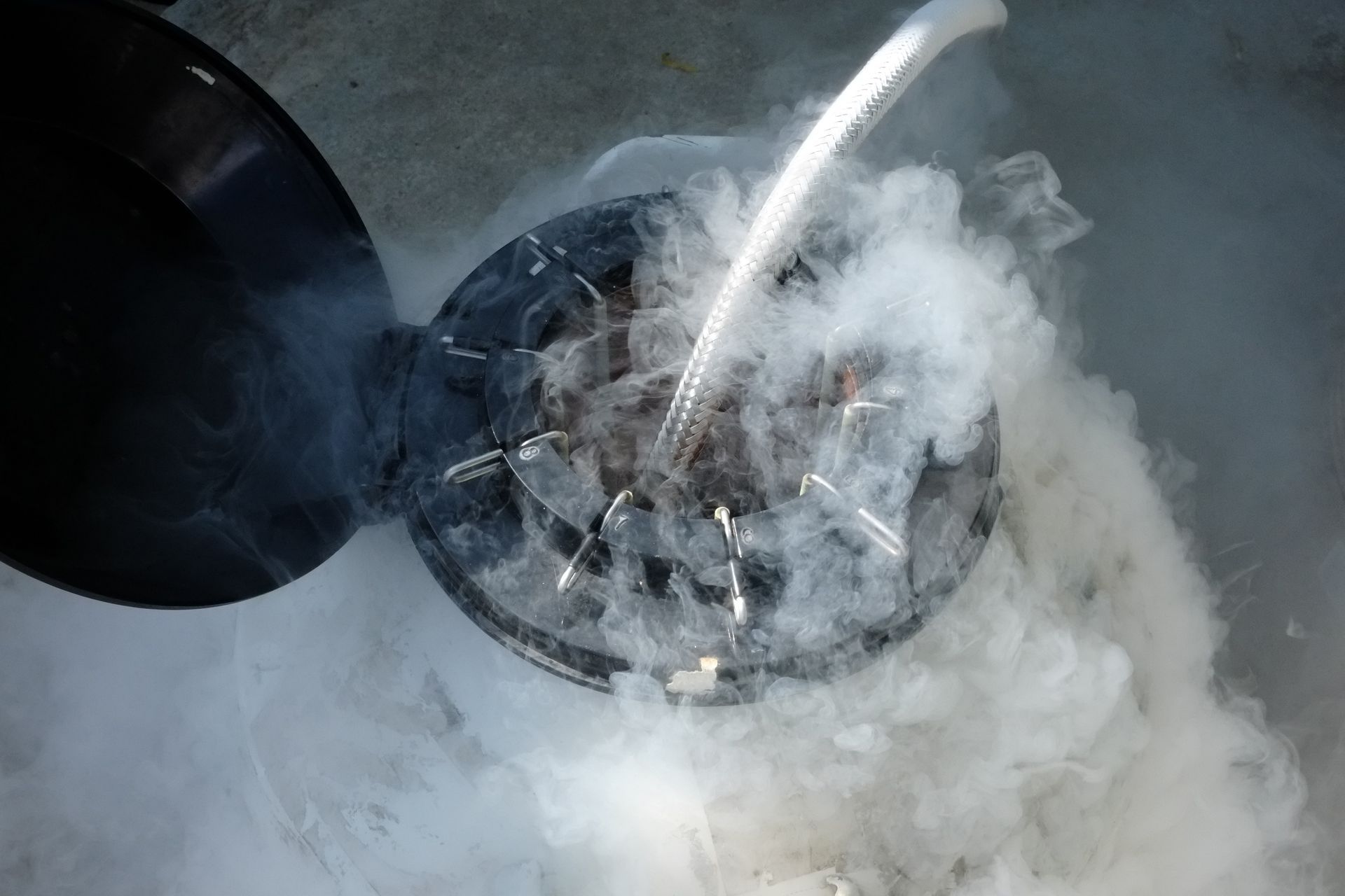 Liquide versé dans un récipient contenant de la glace sèche, créant un nuage de vapeur.