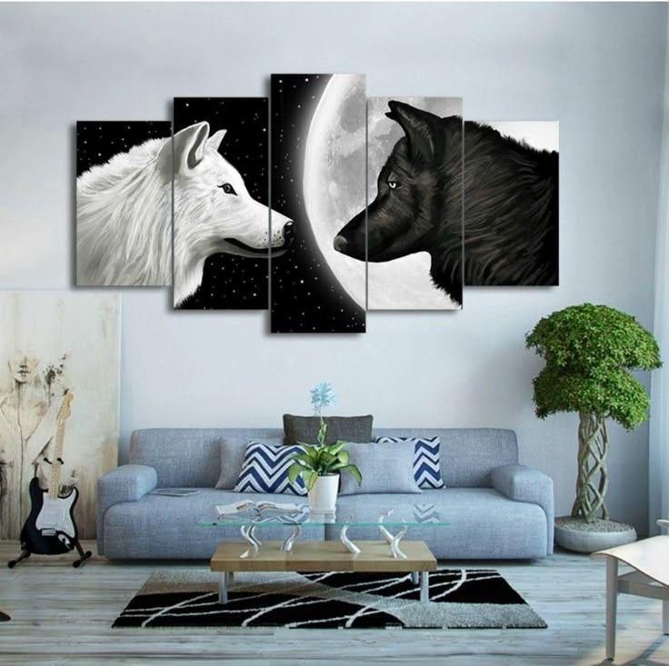 Cuadro de cinco paneles que representa a un lobo blanco y uno negro enfrentados, con la luna de fondo, sobre un sofá gris.