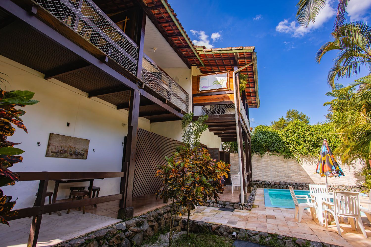 Uma casa grande com piscina no quintal