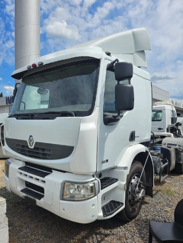 Camión Renault blanco estacionado al aire libre bajo un cielo nublado.