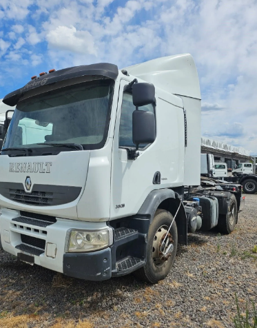 Camión Renault blanco estacionado al aire libre bajo un cielo nublado.