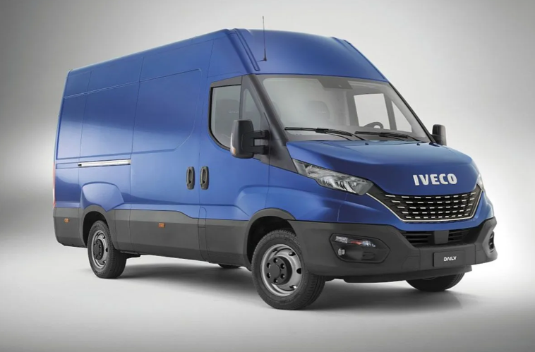 Furgoneta de carga Iveco azul sobre fondo blanco, vista frontal en tres cuartos.