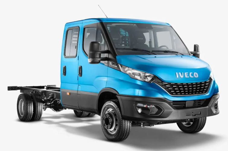 Camión Iveco azul con chasis cabina sobre fondo blanco, visto desde tres cuartos de frente.